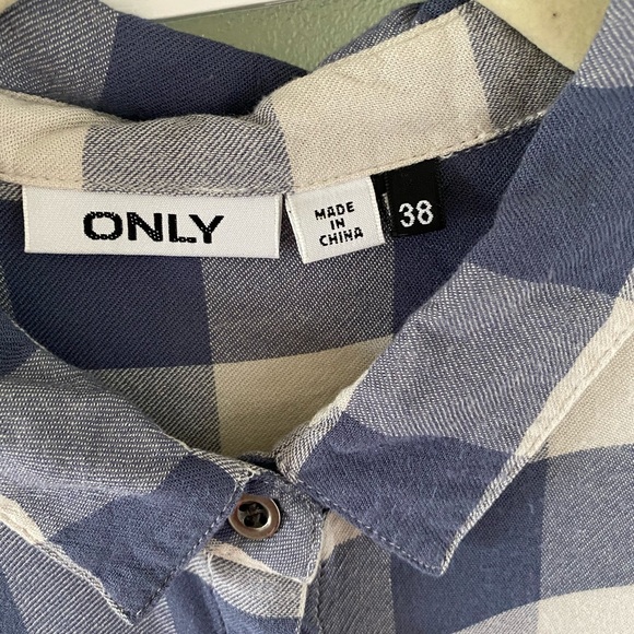 Button down top - Picture 2 of 9